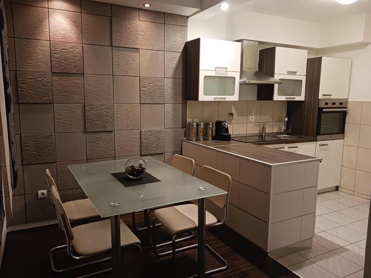Familyhouse Apartment Pula Ngoại thất bức ảnh